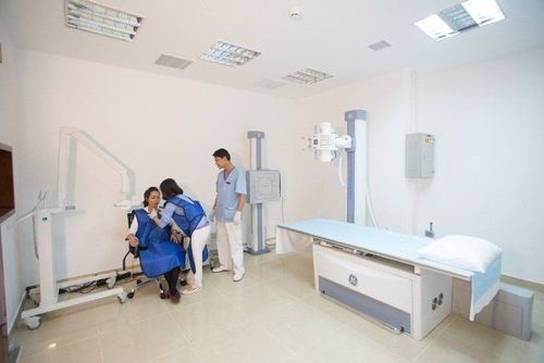 
Bệnh nhân nằm trên bàn chụp x-quang và thao tác theo hướng dẫn của bác sĩ phụ trách
