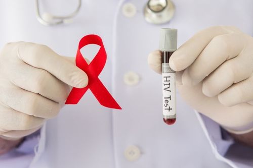 
Một người bị nhiễm HIV, có thể bị viêm họng mãn tính hoặc tái phát do nhiễm trùng
