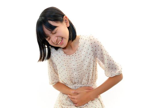 Trẻ đau bụng kèm nôn sốt có sao không?