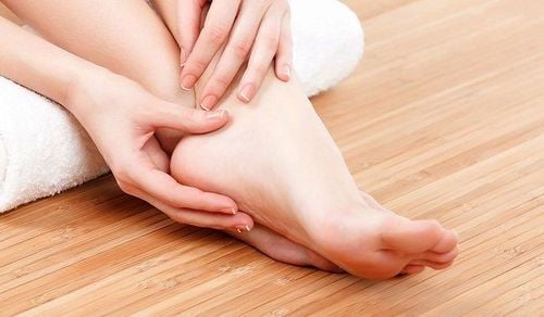 What is the cause of foot numbness?