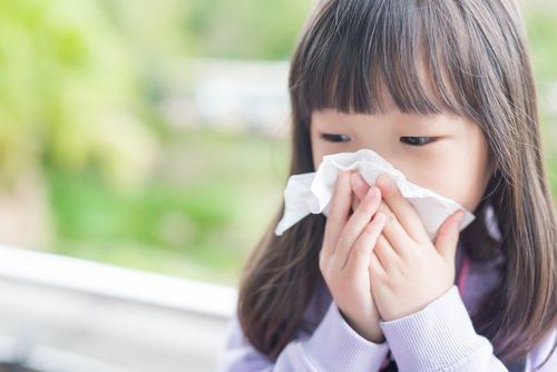 First aid for nosebleeds in children