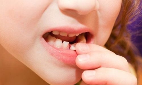 If parents pull out their child's baby tooth at home but see that there are still roots left, there is no need to worry much