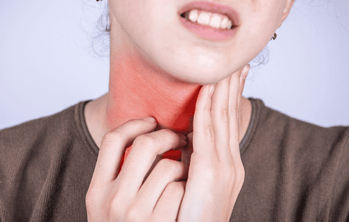 Viêm họng áp tơ thường gây ra cảm giác đau đớn khó chịu cho người bệnh