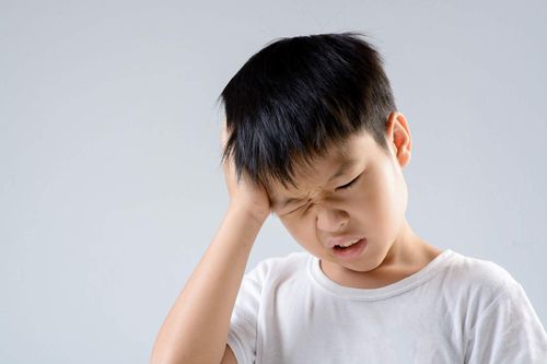 Trẻ 5 tuổi bị nổi hạch sau tai, góc hàm phải và sau đầu gây đau có nguy hiểm không?