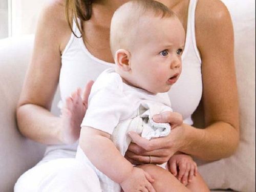 Over-stretching the stomach easily causes babies to hiccups