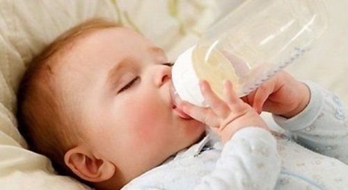 Baby refuses to give up bottle feeding before going to bed, what to do?