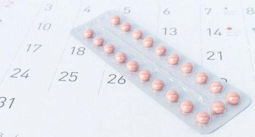 
Thuốc tránh thai kết hợp chứa đồng thời 2 loại nội tiết tố là estrogen và progestin.
