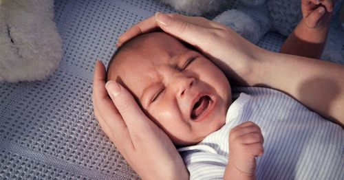 Làm thế nào khi con mới sinh khóc dạ đề?