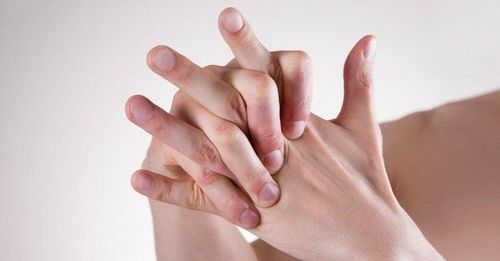 Tê ngón tay kéo dài sau khi tiêm thuốc tê là do đâu?