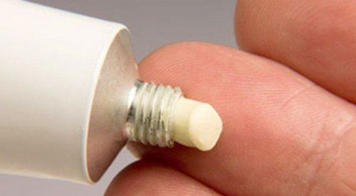 Các loại kem và thuốc mỡ bôi núm vú có thể rất hữu ích để dưỡng ẩm, làm dịu và chữa lành núm vú bị khô, nứt và đau