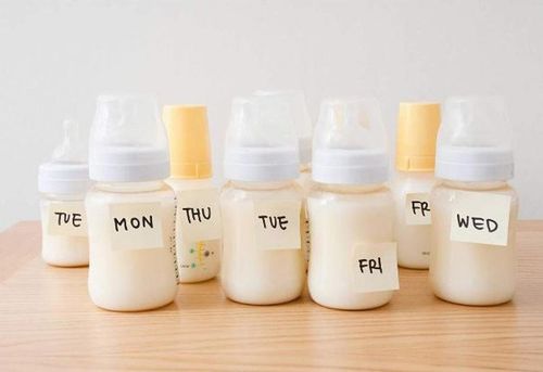 Sữa mẹ trữ đông trong tủ một tháng có đốm trắng còn sử dụng được không?