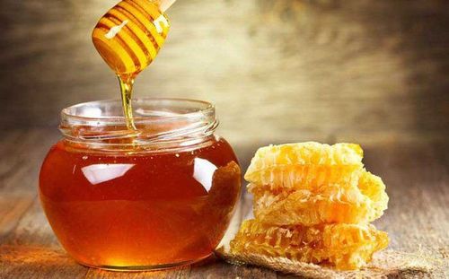 Mật ong được sản xuất bởi ong mật và một số loại ong khác