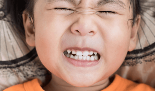 Trẻ nghiến răng khi ngủ điều trị thế nào?