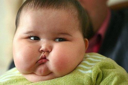 Trẻ 5 tháng tuổi có nguy cơ béo phì, phải làm sao?