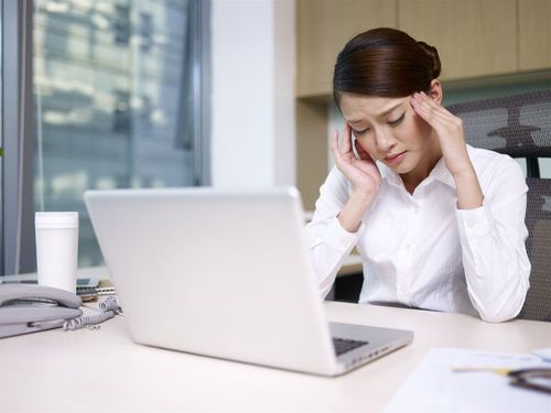 Làm việc trên máy tính bị nhức mắt, đau đầu nên khám chuyên khoa gì?