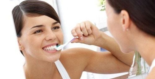 
Hằng ngày vệ sinh răng miệng và tắm rửa để tránh các ổ nhiễm khuẩn
