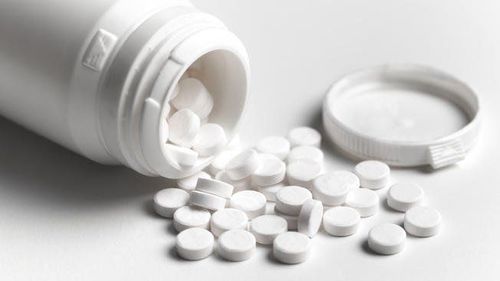 
Bạn cũng có thể sử dụng các loại thuốc giảm đau không chứa aspirin, ví dụ như paracetamol và chườm miếng dán lạnh để giảm sưng
