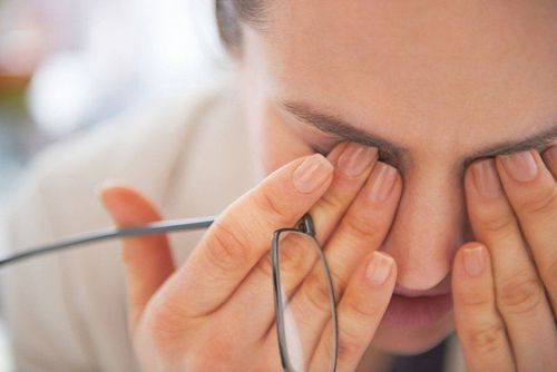 Đau nửa người trái, suy giảm thị lực mắt trái là dấu hiệu bệnh gì?