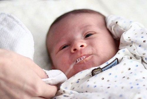 Trẻ sơ sinh hay sặc sữa là triệu chứng của bệnh gì?