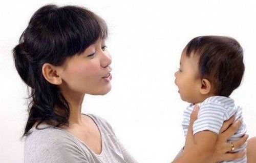 
Trẻ 12 tháng tuổi sẽ bắt đầu nói được những từ có nghĩa
