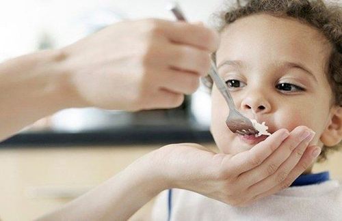 Chewing rice can spread some diseases to children