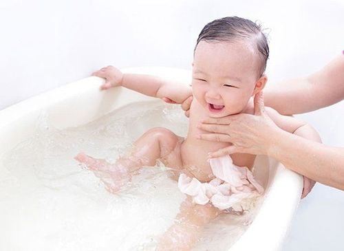 Nên tắm cho trẻ bị tay chân miệng bằng nước ấm thật nhẹ nhàng