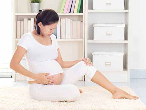 Mang thai 37 tuần bị đau khớp háng kèm tức cửa mình có sao không?