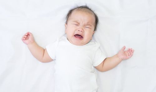 Trẻ sơ sinh khó ngủ, quấy khóc là do đâu?