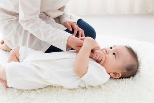 Trẻ sơ sinh bị bong tróc da không đỡ điều trị thế nào?
