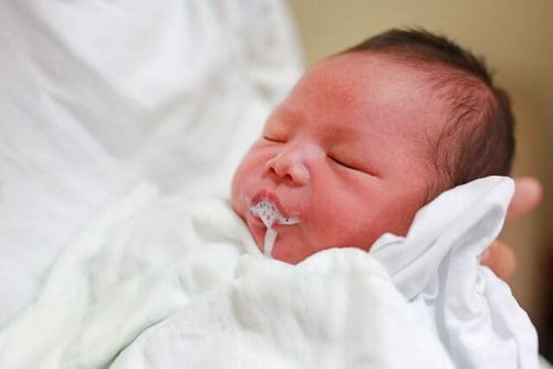 Sụt sịt mũi, hay ho và nôn dịch trong suốt là dấu hiệu của bệnh trào ngược dạ dày thực quản ở trẻ sơ sinh?