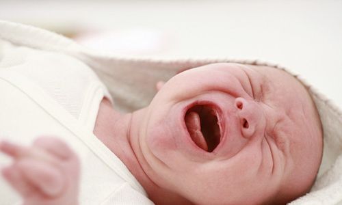 Trẻ sơ sinh ngủ ít, thở khò khè, có đờm cần khắc phục như thế nào?