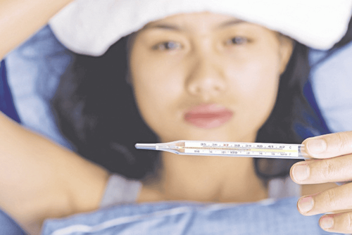 Sau tiêm phòng vắc-xin người bệnh có thể xuất hiện sốt nhẹ