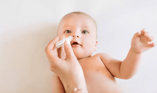 Cần làm gì khi rửa mũi cho trẻ sơ sinh bằng dung dịch đạm?