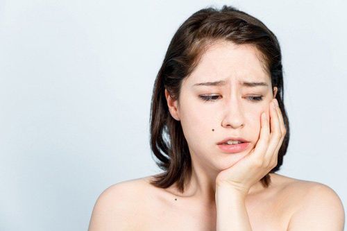 Xương ổ răng hàm dưới bị tiêu, xương hàm kém phát triển có phải do bệnh cường giáp?