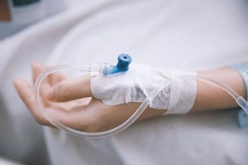Khi người bệnh đang truyền dịch mà bị tụt huyết áp thì phải làm sao?