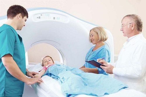 Comparison between magnetic resonance imaging (MRI) and computed tomography (CT)