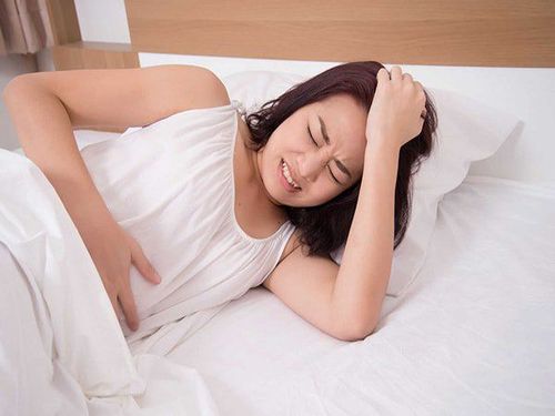 Ra máu và đau bụng sau lấy thai có sao không?