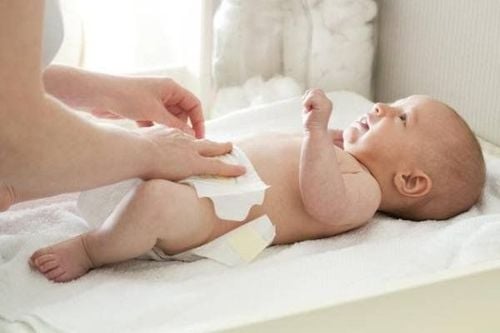 Nguyên nhân màu và mùi phân trẻ sơ sinh bất thường là gì?