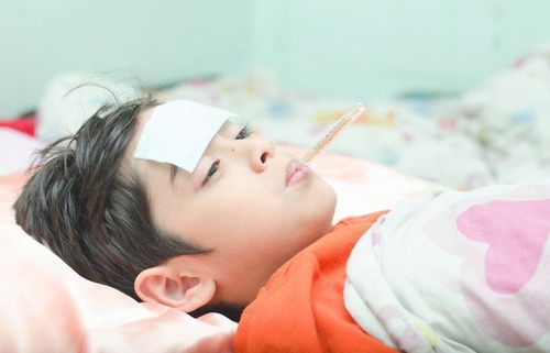 Trẻ bị sốt lạnh kèm đau cơ, mỏi cổ cảnh báo bệnh gì?