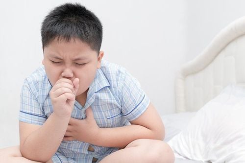 Trẻ đã điều trị viêm phổi nhưng vẫn bị ho nhiều có sao không?