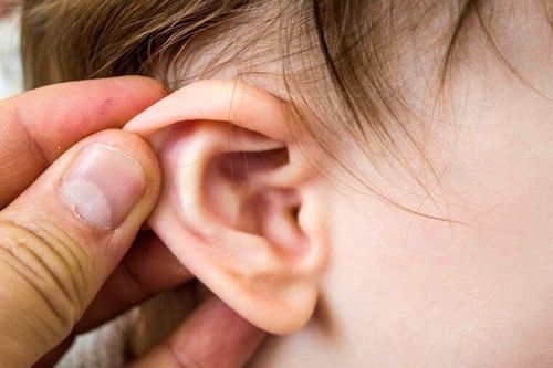 Bé 19 tháng tuổi bị chảy mủ ở tai nhưng không sốt có sao không?