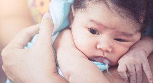 Trẻ sơ sinh nôn trớ ra đường mũi và tai nên vệ sinh thế nào?
