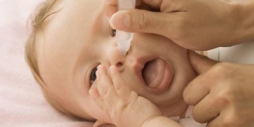 Instructions on how to clean the ears, nose and throat for babies