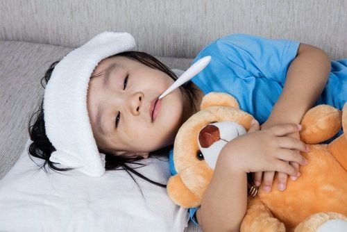 Trẻ 2 tuổi uống thuốc hạ sốt không khỏi thì có được ngâm nước ấm không?