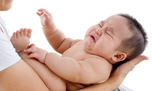 Trẻ 4 tháng tuổi bị co giật nhẹ không sốt là bị làm sao?