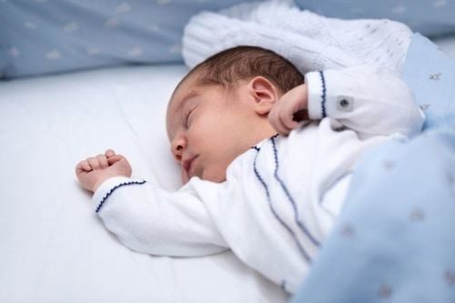 Trẻ bị giật mình khi ngủ có phải biến chứng của bệnh tay chân miệng?