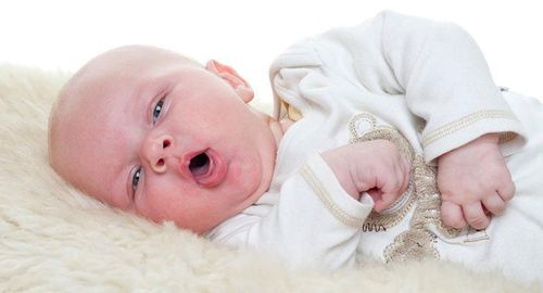 Trẻ sơ sinh ho kéo dài kèm theo nghẹt mũi có nguy hiểm không?