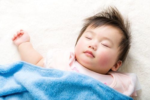 Trẻ giật mình khi ngủ, phải làm sao?