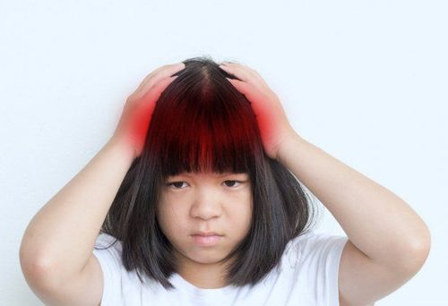 Trẻ 7 tuổi xuất hiện triệu chứng đau đầu, buồn nôn, chóng mặt