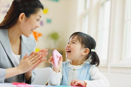 
Luôn khuyến khích và khen ngợi để trẻ phát triển về giao tiếp, cảm xúc
